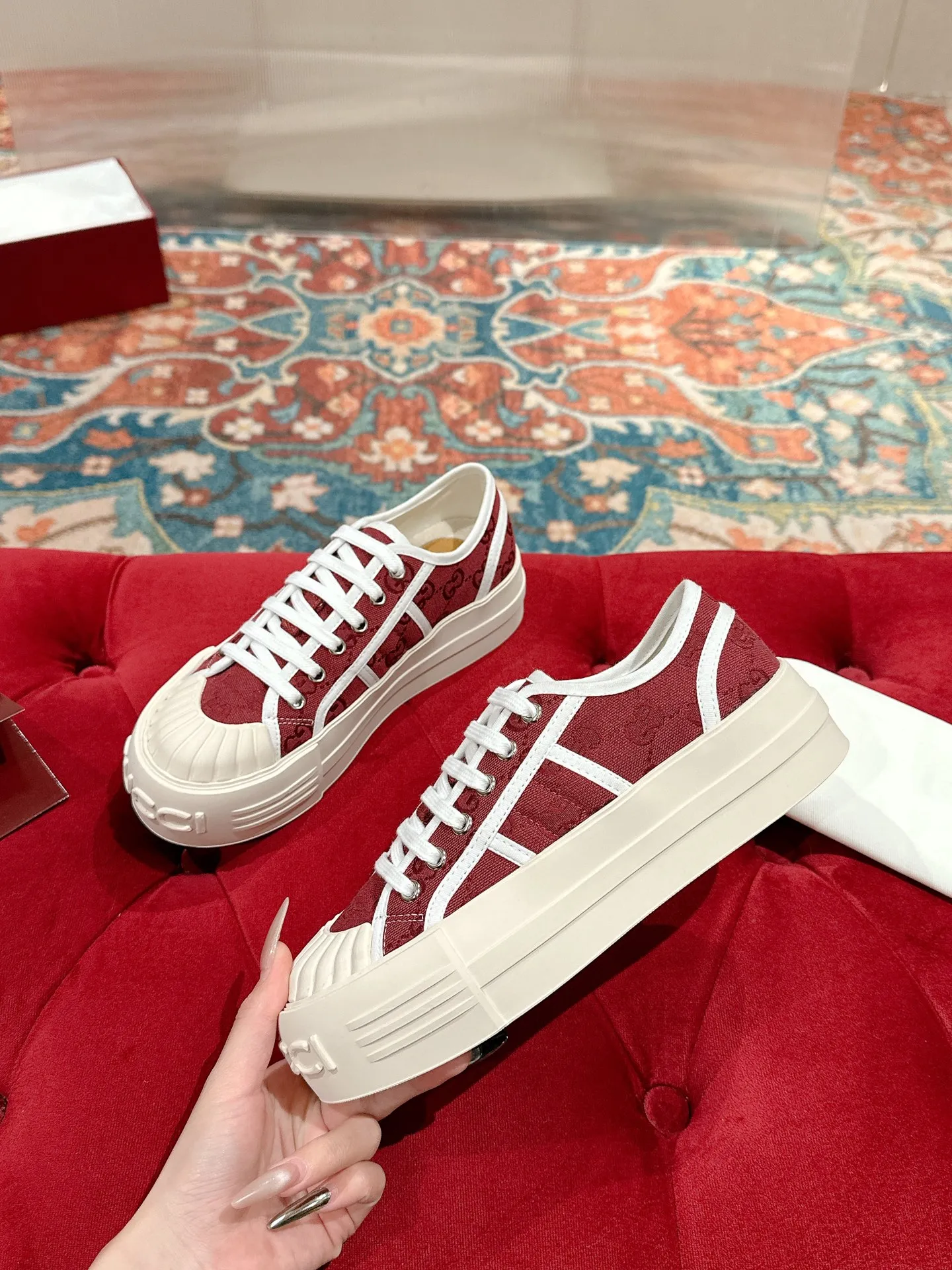 👟👟Ex-factory price 520👟👟 Women's models are new🆕 Arrival Gucci tennis 1977 classic Loft series canvas shoes... 2025 hot recommended model, G+1977×Disney cooperation series... GG canvas is made of finished products and incorporates brand elements. The retro style is rich, the classics and feelings are perfect for recall! Each color fabric developed by the original version is customized by the original version, and we pursue the ultimate in large-scale products! Market-level top version ⚠ Fabric: Customized GG cloth electric embroidery/5D washed distressed canvas Lining: Customized terry cloth lining (the feet are fitted and cannot be disassembled) Outsole: Original molded TPU two-color outsole Size: 35-40 (41 customized)